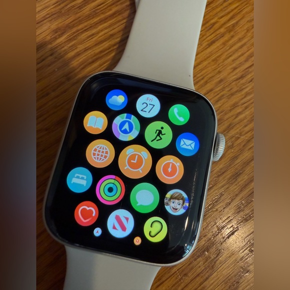 Apple Watch 5 44mm with silver frame and silicone band - Picture 2 of 5